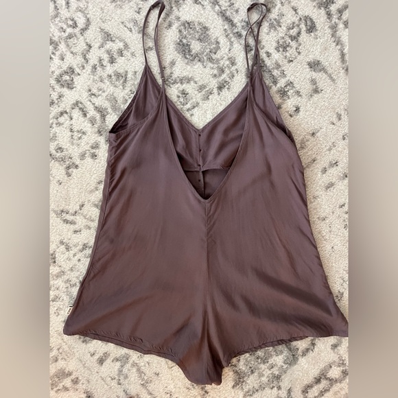 Minimalist Romper - Picture 2 of 4